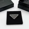 Triangle en argent personnalisé de haute qualité broche femmes nouveau costume complet de diamants hommes et femmes broches vêtements bijoux chaussures de designer sac accessoires