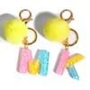 Farbverlauf-Anfangs-Schlüsselanhänger mit gelbem Pom-Pom-Ball für Damen und Mädchen, süßer Taschen-Geldbörsen-Anhänger von A bis Z, 26 Buchstaben-Anhänger mit Schlüsselring