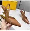 2023 Designer High Heels Paris Metal sandalias heterosexuales Zapatos de vestir de mujer Zapatillas de punta estrecha sexy Bombas de cuero de moda Sandalia de boda de fiesta con caja