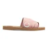 Woody Flat Chinelos Designer Sandálias para Mulheres Mules Slides Light Tan Bege Branco Preto Rosa Lace Lettering Tecido Canvas Womens Verão 2675