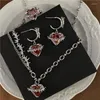 Chaînes Plaqué Or De Luxe Grenade Rouge Amour Collier Boucles D'oreilles Avec Petit Design Doux Et Cool Fille Clavicule Chaîne