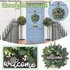 Decoratieve bloemen verwelkomen retro pastoraal houten bord eucalyptus krans bruiloft kerk kerstdeur ornamenten tuin tuin hek vintage