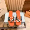 Pantofole firmate da donna Tela Triangolo in metallo ricamato Scarpe da spiaggia Sandalo Pantofole con tacco basso di marca di lusso Pantofole da esterno per la casa Pantofole da donna estive Infradito