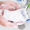 Fournitures de toilette de salle de bain Sac en maille de mousse de savon doux et suspendu pour nettoyer le filet moussant