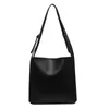 Kvällspåsar 2023 högkvalitativ axelrem med designer Brosch Women's Synthetic Leather Vintage Handbag