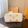 Populaire dameshandtas reliëf tas boodschappentas schouder crossbody tas mode lederen grote capaciteit klassieke persoonlijkheid alfabet clutch portemonnee