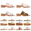 2023 Canvas-Hausschuhe Damenschuhe Spitze Schriftzug Woody Plateaus Flache Hausschuhe Lässige Mode Bequeme Sandalen Leder Sommer Khaki Grün Blau Strand Damenschuhe