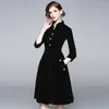 Sukienki swobodne jesień i zima 2023 Złoty aksamitny płaszcz francuski Hepburn stojak kołnierz czarna sukienka Pasek Big Harm długa spódnica
