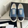 Lyxdesigner casual skor kvinnors duk skor mode klassisk platt snörning sneakers svart vit denim låg top tjock botten skarv loafers 35-41 med låda