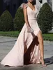 Sexy rosa Abendkleider 2023 mit V-Ausschnitt, ärmellose Federn, Sweep-Zug, Chiffon, Schlitz, Abschlussball-Party-Kleider, Robe de Soiree, Vestidos de Feast