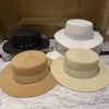 Sombrero miu de parte superior plana, gorra de diseñador de diseñador de verano para mujer, sombrero de paja de playa falso, sombrero de playa con letras francesas de borde plano, protección solar tejida con paja y sombrero de protección solar