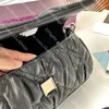 デザイナーショルダーバッグ高級女性ハンドバッグファッションメタルチェーンバッグシルバーレターアンダーアームバッグ高品質のシープスキン素材