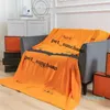 2023-Coperte di lettere arancioni Coperte di velluto da viaggio per il tempo libero Autunno invernale Caldi morbidi scialli di moquette Asciugamani uomo donna di lusso