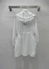 Trench Coats Femme Designer 2023 Printemps / Été Nouveau Triangle Brodé Poitrine Badge avec Cordon Taille Demi Fermeture Éclair Avant Coupe-Vent Robe F5IF
