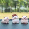 Nowa urocza żywica świnki mini świnia auto ornament kreatywne żeńskie centrum konsoli