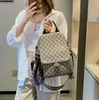 Fabrik grossist damer axelväskor vänd multifunktionell vadderad läder ryggsäck enkel utomhus casual tryckt handväska gata populärt nit crossbody väska