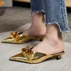 Slippers 2023 Brand Women Slipper Fashion Gold Chain Sandal Shoes Ladies Ponto de ponta do dedo do pé de mulas finas lâminas de salto baixo