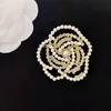 Luxe Femmes Designer Marque Broches Broches Plaqué Or 18K Incrustation Cristal Strass Bijoux Broche Perle Broche Hommes Marry Wedding Party Chandail Accessoires en tissu