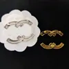 Altın Pimler Tasarımcı Broşes Tapma Giyim Takı Moda İnci 18k Kaplama Erkek Kadın Marka Çift Mektup Kolye Brooche Sweater Takım Pin