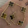 مصمم فاخر Clover 18k سوار اللؤلؤ 4 أوراق الذهب الذهبي سحر الليزر العلامة التجارية أساور أساور القلادة الزفاف