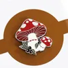 Spille Funghi Spilla smaltata dura Kawaii Rosso e mirtillo Pianta del fumetto Spilla in metallo Accessori Distintivo di moda Regalo di gioielli