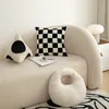 Pluszowe lalki Model Pokój Prosty czarno -biała szachownica poduszka sofa Sofa na salon domowy geometryczny trójkąt kształt Pierścień oparcia 230525