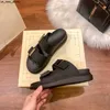 Slippers Fashion Slippers Дизайнер Классический желе с сандалиями. Женские плоские шлепанцы резиновые мужчины металлическая пряжка пляжные туфли на открытые высокие каблуки мягкая подошва 35-41 J230525