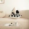 Pluszowe lalki Model Pokój Prosty czarno -biała szachownica poduszka sofa Sofa na salon domowy geometryczny trójkąt kształt Pierścień oparcia 230525
