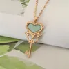 Naszyjniki wiszące super słodkie złotą kolory elegancki klucz z kolorowym dekorowanym sercem naszyjnik dla kobiet swobodny elegancki romantyczna biżuteria