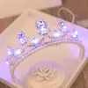 Inne modne akcesoria Wedding Crown Tiaras Bridal Pearl Pabłogów Tiary i korony LED LED LIGE Crown Bride Headpiece Wedding Hair Akcesoria DIADEM J230525