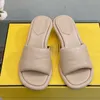 2023 Moda feminina Sandálias Sandálias Verão Bordado de designer de designers SLIDES SLIDLES SLIDER Shoes para mulheres brancas preto com caixa -143