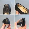 Platta skor 2023 Ins Girls Leather Children Dress For Party Black Pink Wedding Kids Flats Ruffles Pleated Loafers 21-35