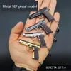 Ciondolo portachiavi in metallo Giocattoli Pistola BERETTA 92F Pistal 1:4 92F Mini miniatura in lega Pistol Collection Toy S2083