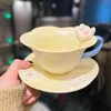 Netizen Frisch geprägte Pflaumenblütenblütentasse und Teller, Mädchenherz, kleines Menschenmengen-Design, handgefertigte unterglasurbemalte Teetasse, Kaffeetasse