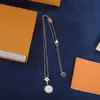 2 couleurs mode collier pendentif en nacre blanc type marguerite pendentif anti allergie lettre V chaîne pour les femmes fête bijoux quotidiens