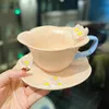 Netizen Frisch geprägte Pflaumenblütenblütentasse und Teller, Mädchenherz, kleines Menschenmengen-Design, handgefertigte unterglasurbemalte Teetasse, Kaffeetasse