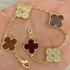 2023 Luxury Designer Charm Armband Clover Pearl 4 Pieces 18K Gold Necklace Earrings Wedding Laser Märke 111Q5PQP5