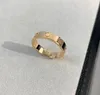 2023 Luxuriöser, hochwertiger V-Gold-Material-Punk-Band-Ring ohne Diamant in drei plattierten Farben mit Kastenstempel PS5161