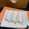 Luxury Women Rhinestone Double Letter V Pendant Necklace 3 Färger Rostfritt stålkedja Trendiga diamantsmycken