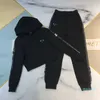 Kvinnliga spårningsdräkter Två stycken sätter kvinnliga hoodiejackor byxor med bokstäver sida för Lady Slim
