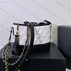 Sac à main de personnalité de designer Classique en cuir noir et blanc bicolore double lettre Un sac à bandoulière femme sac à bandoulière sac errant sac à main en cuir