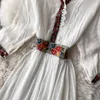 Etnische stijl geborduurde jurk met V-hals vakantie strandrok afslankende taille stijl ruches zoom grote swing lange rok