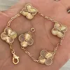 2023 Luxury Designer Charm Armband Clover Pearl 4 Pieces 18K Gold Necklace Earrings Wedding Laser Brand V0ZN