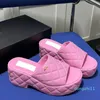 różowe pikowane sandały