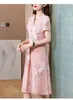 Sukienki imprezowe 2023 Różowy druk jedwabna satynowa sukienka midi z krótkim rękawem Kobiety vintage azjatyckie cheongsam vestidos Summer elegancki