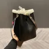 Установка крепких стильных сумок, покрытых кожаными кожа
