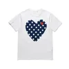 Moda Mens TShirt Designer Red Heart Shirt Commes Casual Women Shirts Des Badge Garcons High Quanlity TShirts Algodão Bordado