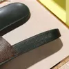 Slippare med låda sandaler tofflor glider casual sko platt slid designer män kvinnor tofflor flip flop lyx varumärke lättvikt hus svarta sandaler j230525