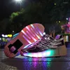 Atletiska skor barn ledde ljusrulle för pojke tjej barn lysande upp skate sneakers med på hjul skridskor rosa