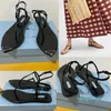 Designer 2023 Sandaler svart stämplade emaljerad metall triangel strand sandaler berömda lyxdesigner sandaler kvinnor lägenheter sandal hög kvalitet